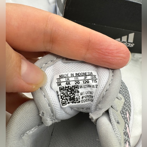 New Adidas size 5k toddler shoes - Picture 5 of 7